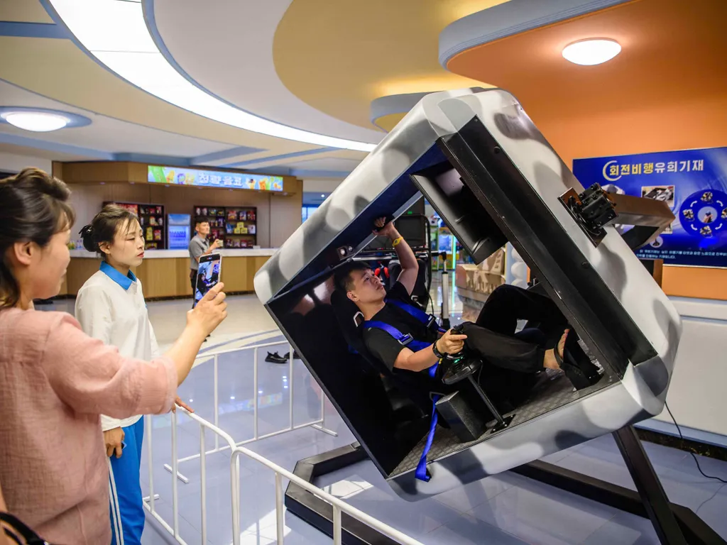 Észak-Korea, Vonszan-Kalma üdülőkomplexum, Vonszan-Kalmaüdülőkomplexum, tengerpart, Kalma tengerpart, üdülőkomplexum, Turisztikai központ, Vonszan-Kalma, 2025.07.05. Domestic tourists visit the Mokran Recreation Centre at the Wonsan Kalma Coastal Tourist 