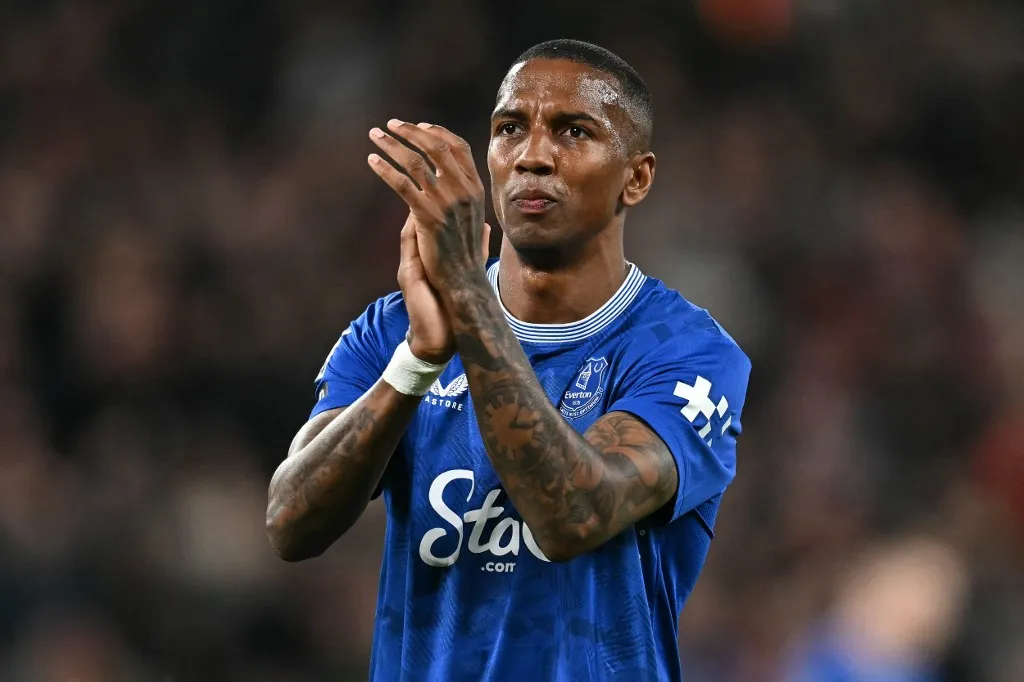 angol válogatott Everton's English defender #18 Ashley Young applauds the fans following the English Premier League football match between Liverpool and Everton at Anfield in Liverpool, north west England on April 2, 2025. (Photo by Paul ELLIS / AFP) / RESTRICTED TO EDITORIAL USE. No use with unauthorized audio, video, data, fixture lists, club/league logos or 'live' services. Online in-match use limited to 120 images. An additional 40 images may be used in extra time. No video emulation. Social media in-match use limited to 120 images. An additional 40 images may be used in extra time. No use in betting publications, games or single club/league/player publications. / 