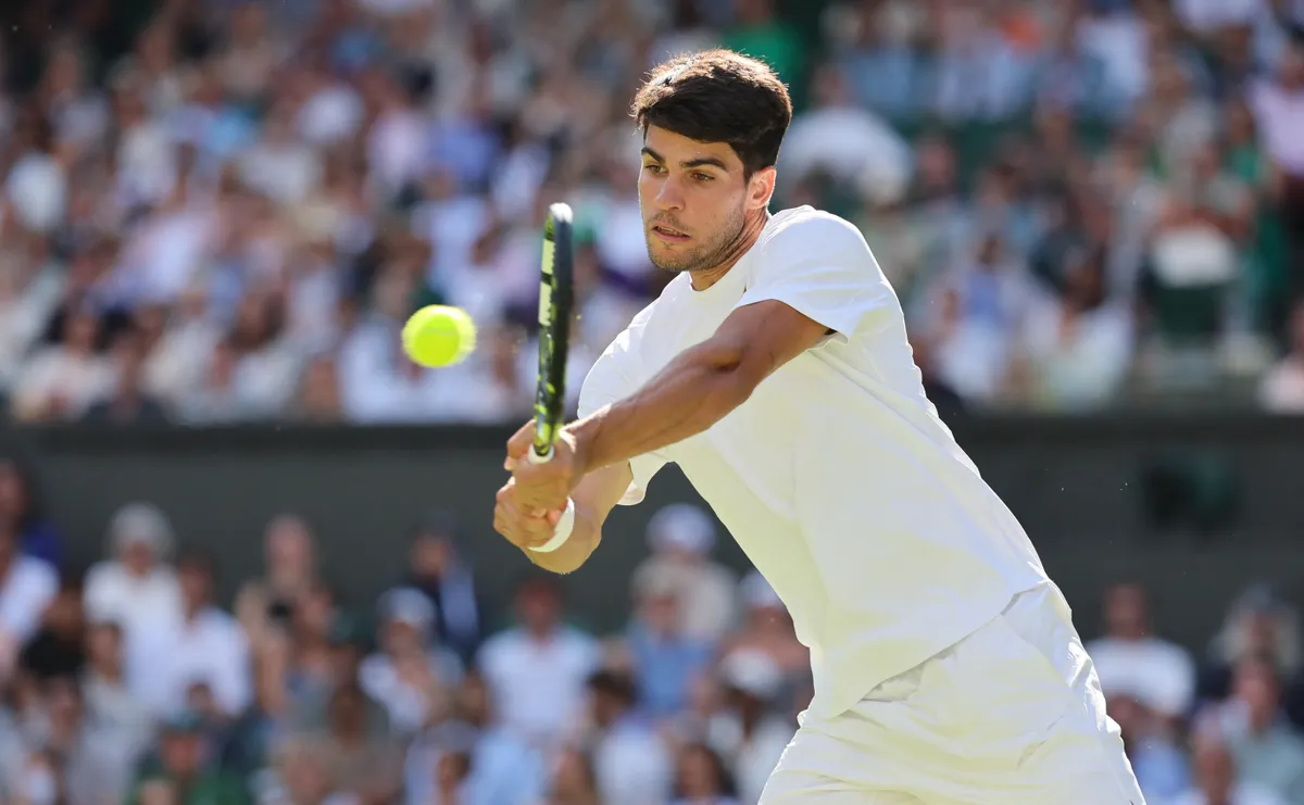 Carlos Alcaraz of Spain returns the ball to Oliver Tarvet of the United Kingdom during the men's singles second-round match on day three of the Wimbledon Championships at the All England Lawn Tennis and Croquet Club in London, on July 2, 2025. ( The Yomiuri Shimbun ) (Photo by Daisuke Urakami / The Yomiuri Shimbun via AFP)