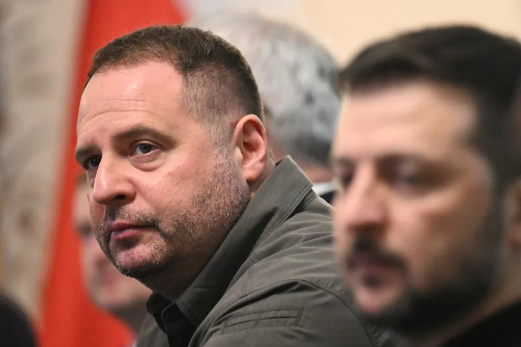 Andrij Jermak és Volodimir Zelenszkij (Fotó: SERGEI GAPON / AFP)