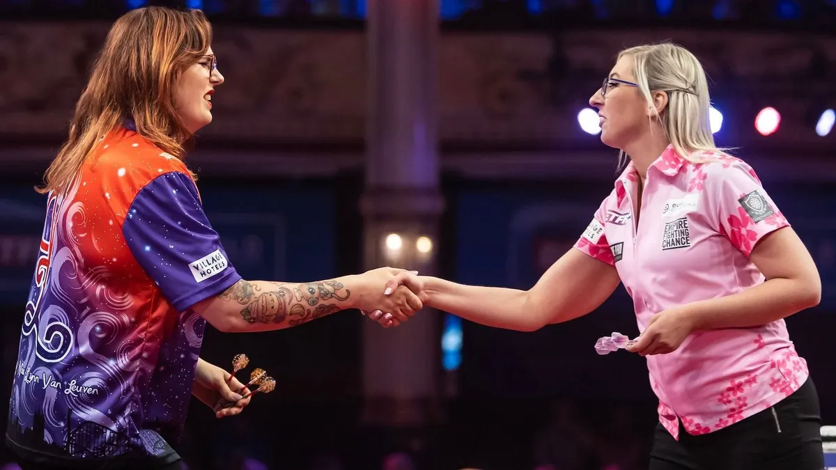 Noa-Lynn van Leuvent (balra) a Fallon Sherrock elleni World Matchplay-mérkőzés után eltiltotta a Darts Világszövetség, Noa-Lynn van Leuven, Fallon Sherrock, darts