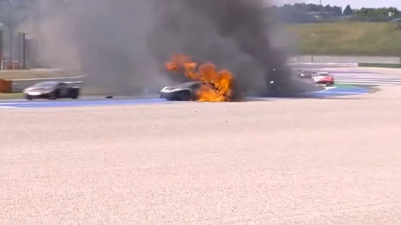Horrorbaleset a GT-versenyen, tűzgolyóként lángolt a Lamborghini – videó Kép
