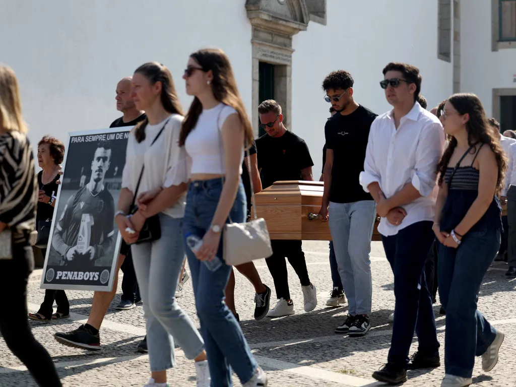 
Diogo Jota temetése, DiogoJotatemetése, DiogoJota, temetés, 2025.07.05.Former teammates carry the coffins during the funerals of Liverpool's Portuguese forward Diogo Jota and his brother Andre Silva at the Mother Church of Gondomar, on the outskirts of P
