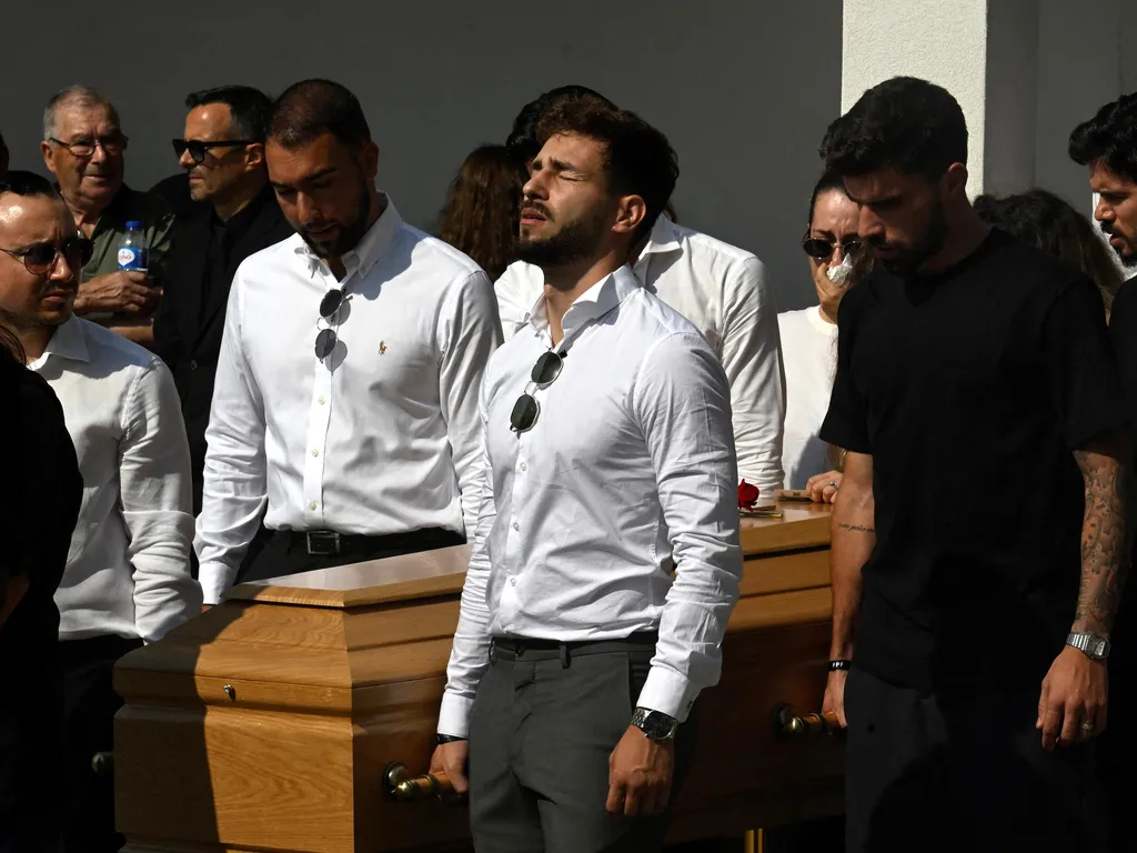 Diogo Jota temetése, DiogoJotatemetése, DiogoJota, temetés, 2025.07.05.        Former teammates carry the coffin during the funerals of Liverpool's Portuguese forward Diogo Jota and his brother Andre Silva at the Mother Church of Gondomar, on the outskirt