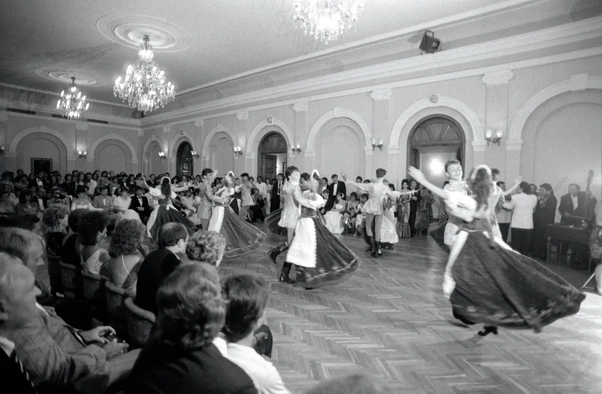 Balatonfüred, 1988. július 23.
Az Állami Balettintézet néptánc-tagozatos hallgatóinak nyitótánca a 163. Anna-bálon a SZOT Szanatórium dísztermében.
MTI Fotó: Matusz Károly