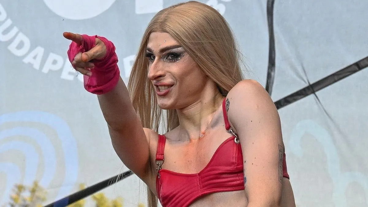 57 milliós brüsszeli támogatás a kokárdát gyalázó drag queen budapesti bulihelyének