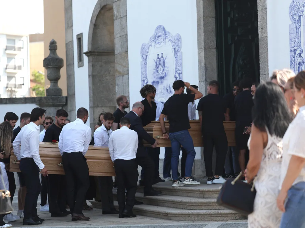 Diogo Jota temetése, DiogoJotatemetése, DiogoJota, temetés, 2025.07.05. Former teammates carry the coffins during the funerals of Liverpool's Portuguese forward Diogo Jota and his brother Andre Silva at the Mother Church of Gondomar, on the outskirts of P