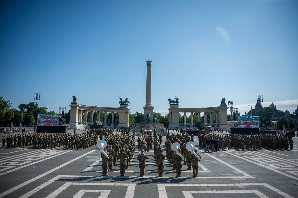 Honvéd altisztaatás 2025, Honvédaltisztaatás2025, Hősök tere, Hősöktere, Szalay-Bobrovniczky Kristóf, Magyarország honvédelmi minisztere