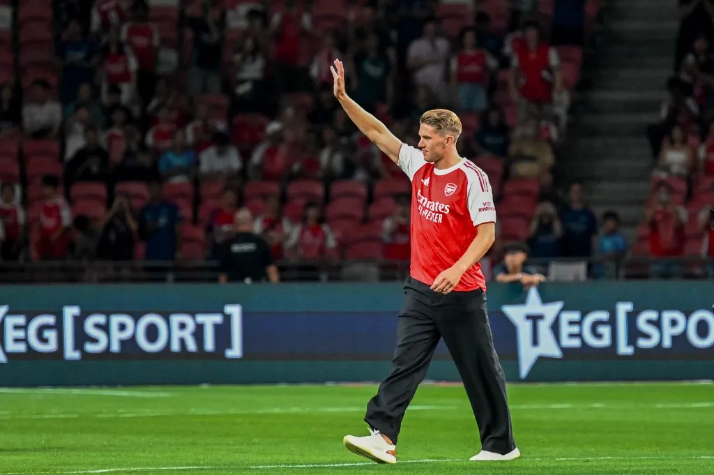 Arsenals Viktor Gyökeres walks on the field before their football match against Newcastle United at the National Stadium in Singapore on July 27, 2025. (Photo by Roslan RAHMAN / AFP)
