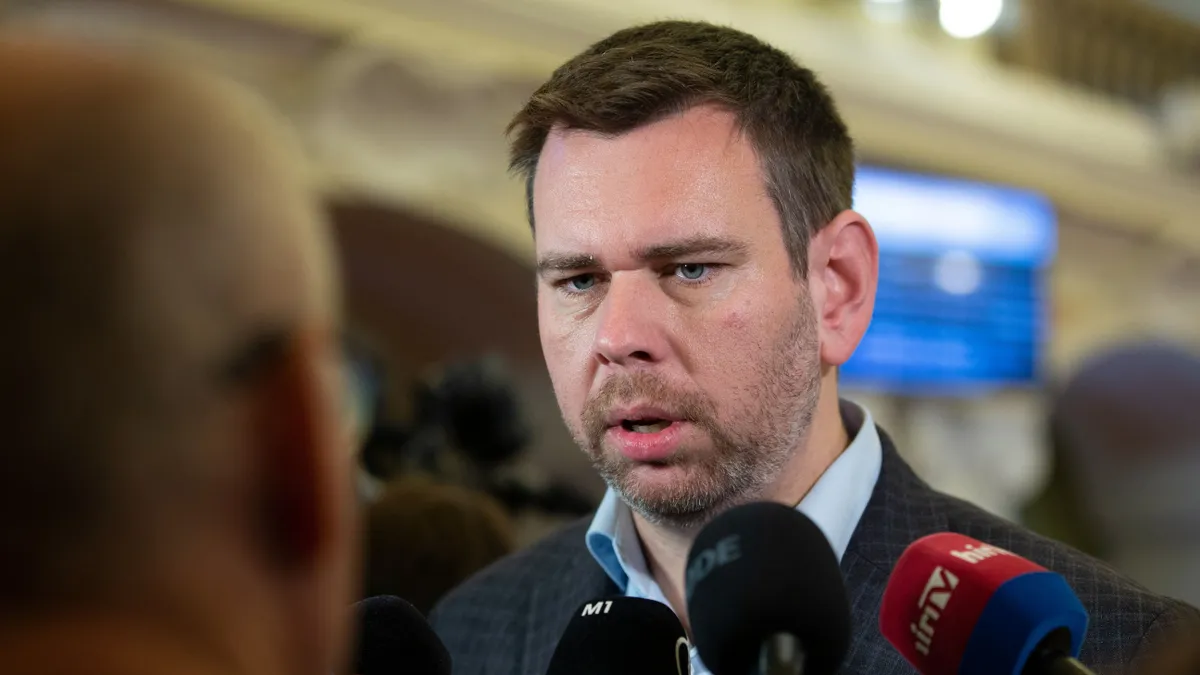 Vitézy Dávidnak szemmel láthatóan Puzsér kávézója a legfontosabb