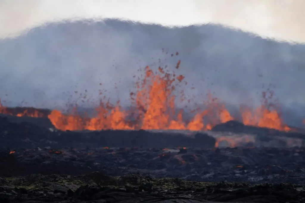Felébredt a tűzhányó Izlandon: a Reykjanes-félszigeten ismét kitört egy vulkán, lávafolyamokkal és sűrű füsttel.