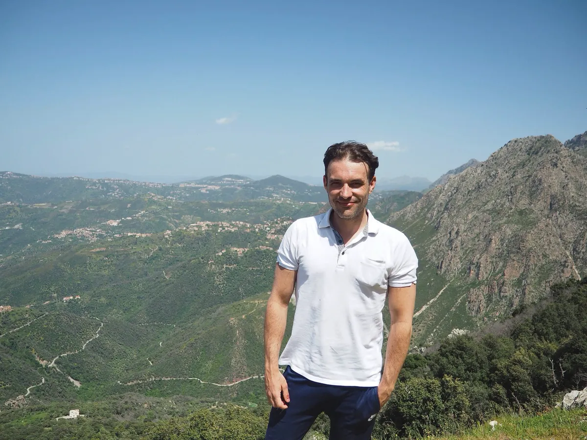 This undated handout photograph, courtesy of the Gleizes family, released on June 30, 2025, shows Christophe Gleizes, a prominent French sports journalist, at an unknown location. Gleizes, who was convicted in Algeria of "glorifying terrorism", appealed his seven-year prison sentence on June 30, 2025, his lawyer told AFP. (Photo by Handout / SO PRESS-RSF / COURTESY OF THE GLEIZES FAMILY / AFP) / RESTRICTED TO EDITORIAL USE - MANDATORY CREDIT "AFP PHOTO / SO PRESS-RSF / COURTESY OF THE GLEIZES FAMILY" - HANDOUT - NO MARKETING NO ADVERTISING CAMPAIGNS - DISTRIBUTED AS A SERVICE TO CLIENTS, súlyos börtönbüntetés