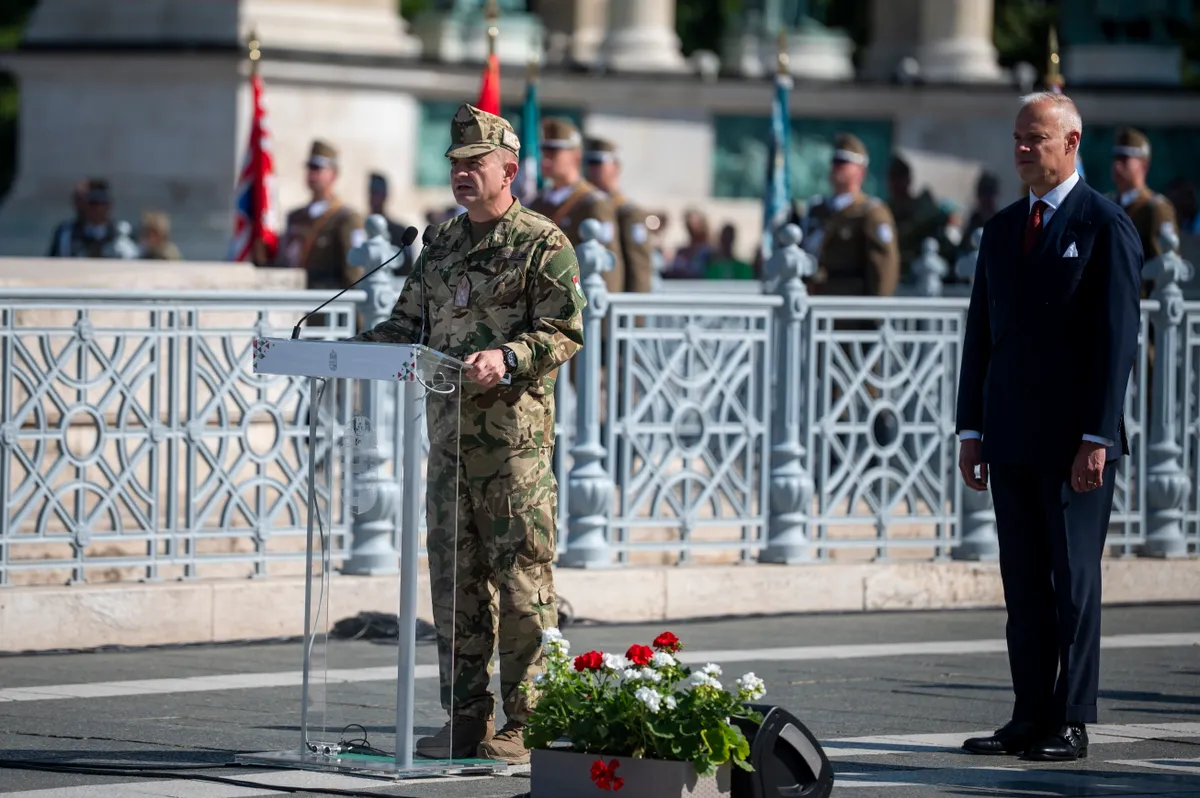 Budapest, 2025. július 12.
Böröndi Gábor vezérezredes, a Honvéd Vezérkar főnöke beszédet mond a Magyar Honvédség Altiszti Akadémiáján végzett 355 katona eskütételén a budapesti Hősök terén 2025. július 12-én. Jobbra Szalay-Bobrovniczky Kristóf honvédelmi miniszter.
MTI/Balogh Zoltán