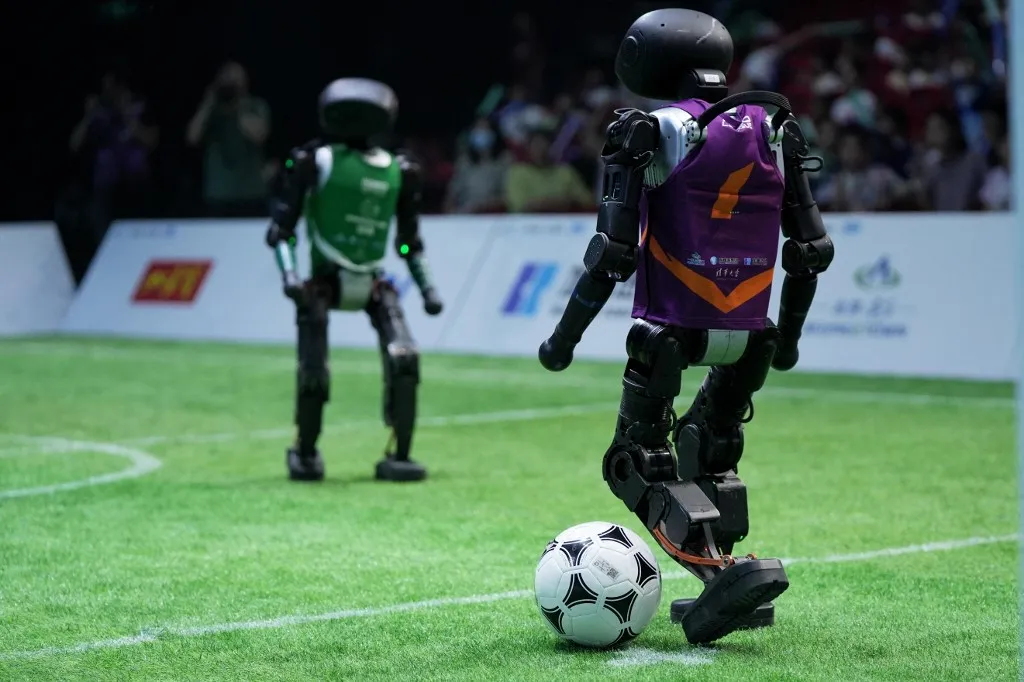 mesterséges intelligencia **CHINESE MAINLAND, HONG KONG, MACAU AND TAIWAN OUT** Robot players from Tsinghua University and China Agricultural University compete during an AI-powered robot football match in Beijing, China, 28 June, 2025. (Photo by cnsphoto / Imaginechina via AFP)