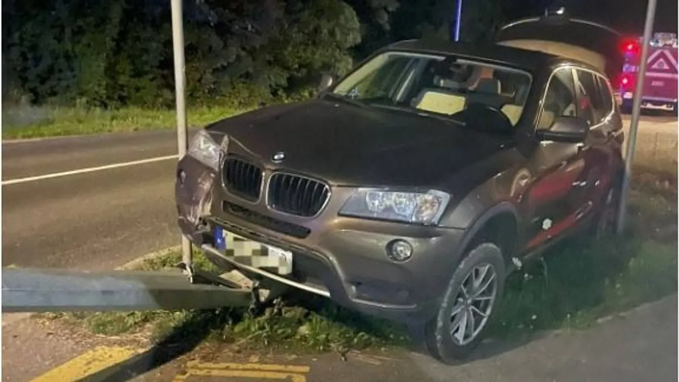 Mattot kapott a BMW sofőrje: ilyen balesetet is ritkán látni Kép