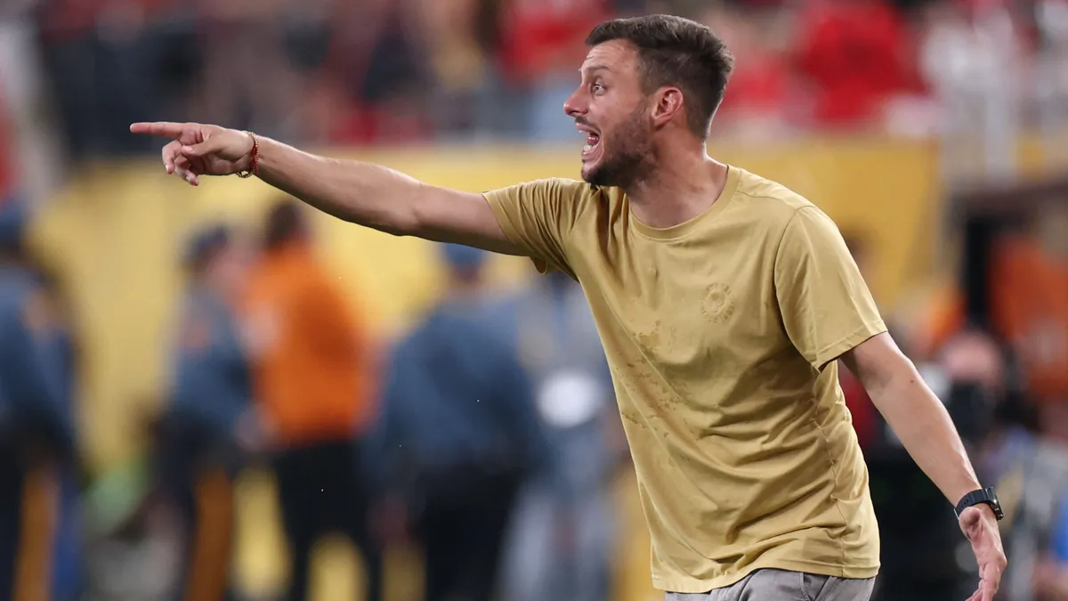 Kirúgták a klubvébén leszereplő BL-győztes csapat edzőjét
