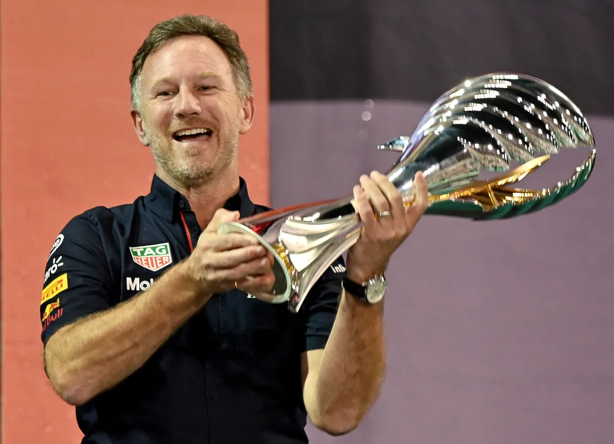 csapatfőnök, (FILES) British Team Principal of the Red Bull Racing Formula One Christian Horner celebrates with the trophy on the podium of the Yas Marina Circuit after the Abu Dhabi Formula One Grand Prix on December 12, 2021. Christian Horner is to leave his role as Red Bull team principal with immediate effect after 20 years, the Formula One team announced on July 9, 2025. (Photo by ANDREJ ISAKOVIC / AFP)