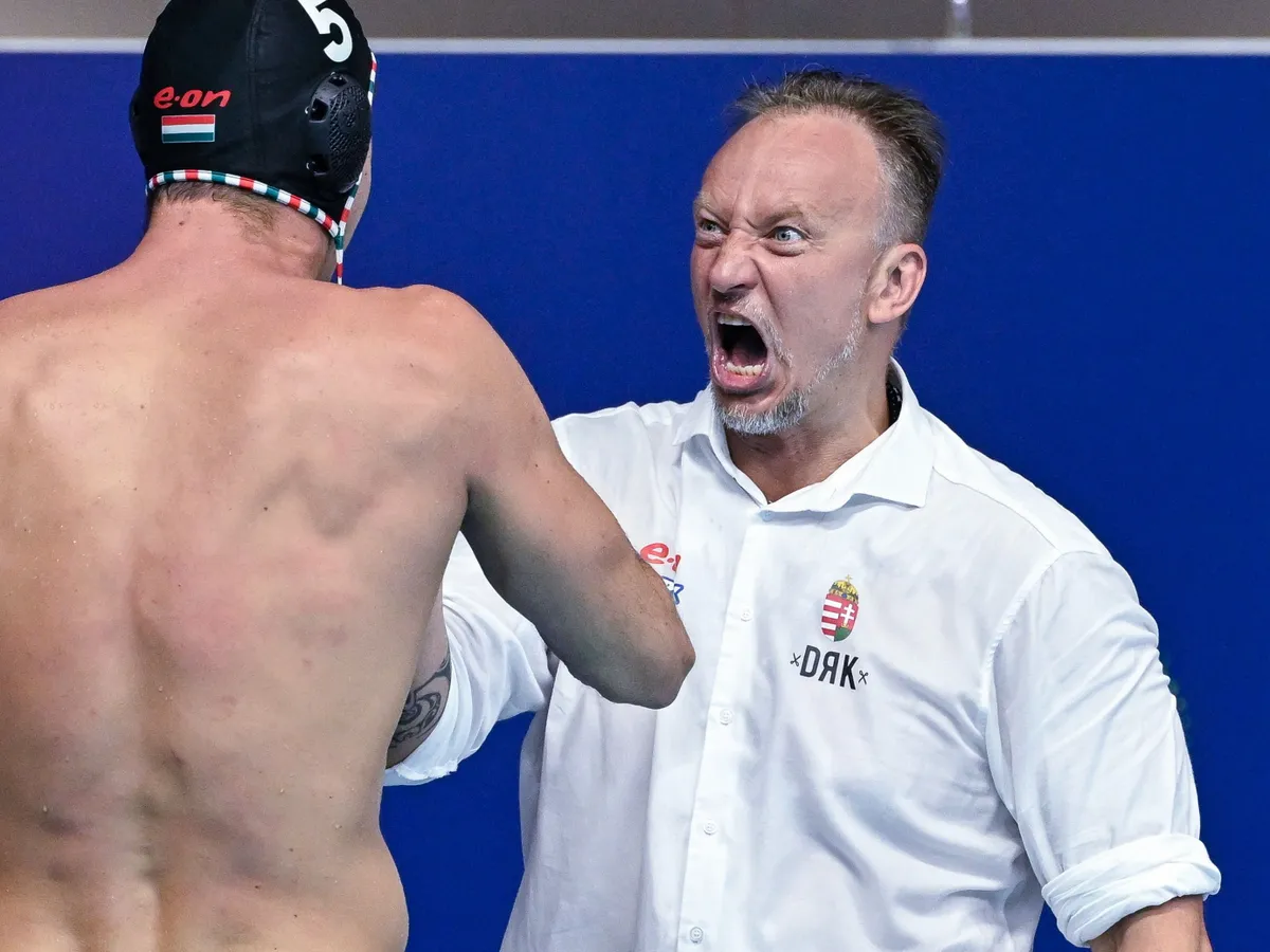 Varga Zsolt, szövetségi kapitány (j) és Vámos Márton a férfi vízilabdatorna negyeddöntőjében játszott Horvátország - Magyarország mérkőzés után a szingapúri vizes világbajnokságon az OCBC Aquatic Centre-ben 2025. július 20-án. A magyar válogatott 18-12-re győzött.
MTI/Koszticsák Szilárd