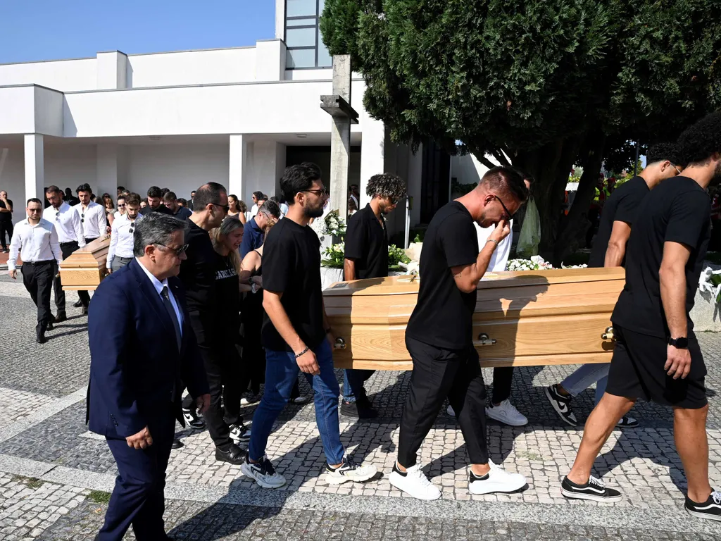 Diogo Jota temetése, DiogoJotatemetése, DiogoJota, temetés, 2025.07.05. Former teammates carry the coffins during the funerals of Liverpool's Portuguese forward Diogo Jota and his brother Andre Silva at the Mother Church of Gondomar, on the outskirts of P