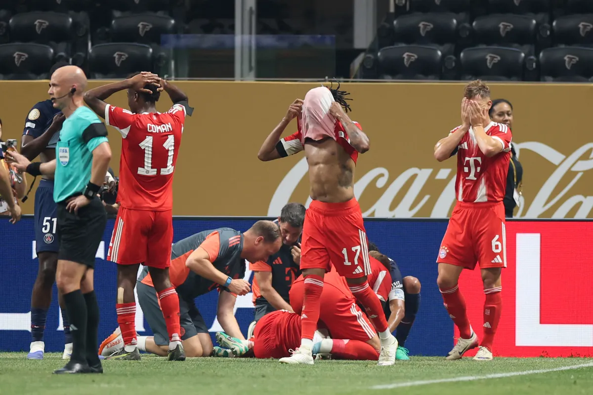 ATLANTA, GEORGIA - JULY 05: Kingsley Coman, Michael Olise and Joshua Kimmich of FC Bayern Munchen react after Jamal Musiala #42 is injured during the FIFA Club World Cup 2025 quarter-final match between Paris Saint-Germain and FC Bayern München at Mercedes-Benz Stadium on July 05, 2025 in Atlanta, Georgia.   Alex Grimm/Getty Images/AFP (Photo by ALEX GRIMM / GETTY IMAGES NORTH AMERICA / Getty Images via AFP)