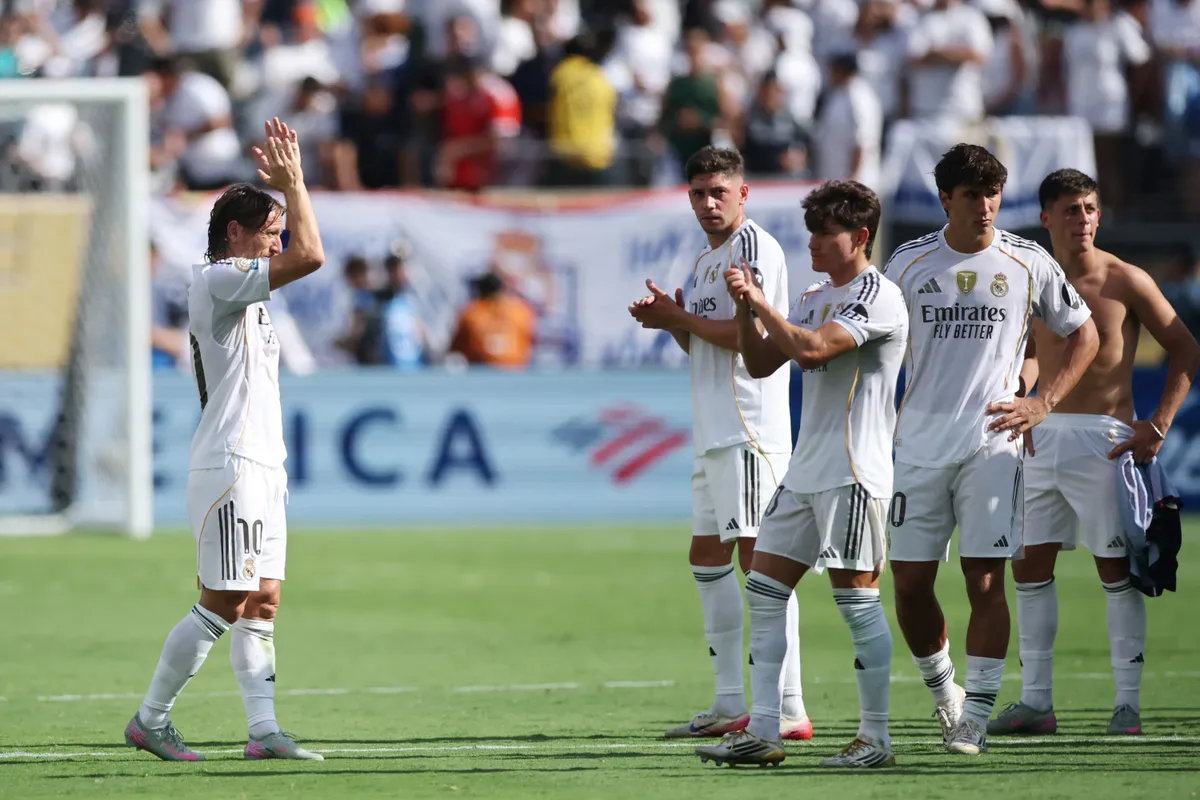 EAST RUTHERFORD, NEW JERSEY - JULY 09: Luka Modric #10 of Real Madrid C. F. reacts after the FIFA Club World Cup 2025 semi-final match between Winner Game 59 and Winner Game 60 at MetLife Stadium on July 09, 2025 in East Rutherford, New Jersey.   Alex Grimm/Getty Images/AFP (Photo by ALEX GRIMM / GETTY IMAGES NORTH AMERICA / Getty Images via AFP)