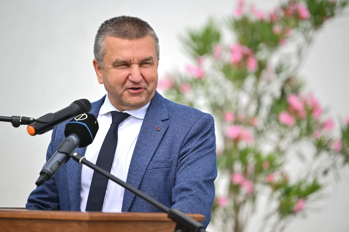 Nyírbátor, 2025. július 17.
Czomba Sándor, a Nemzetgazdasági Minisztérium foglalkoztatáspolitikáért felelős államtitkára beszédet mond a nyírbátori munkásszállás átadásán 2025. július 17-én. A 46 lakásos munkásszállás csaknem egymilliárd forintból épült meg.
MTI/Czeglédi Zsolt