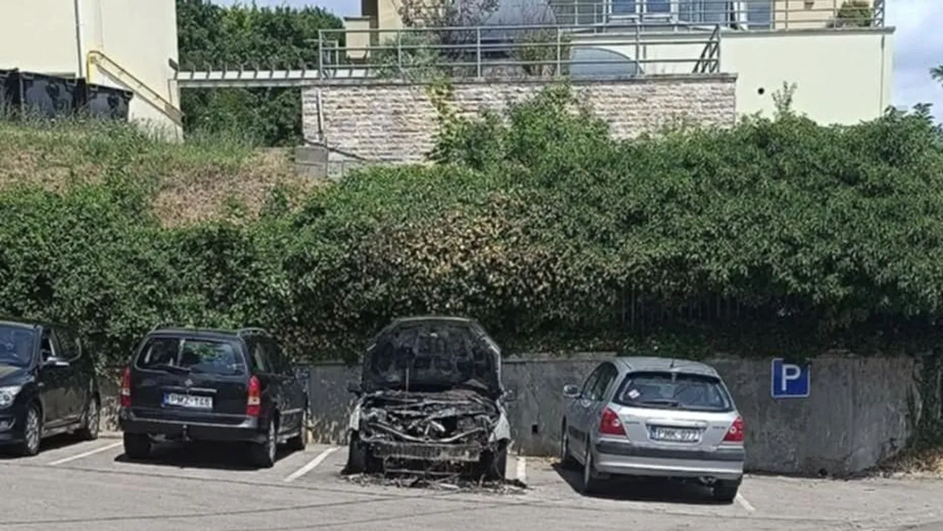 Rengeteg roncsautó „pihen” Egerben Kép
