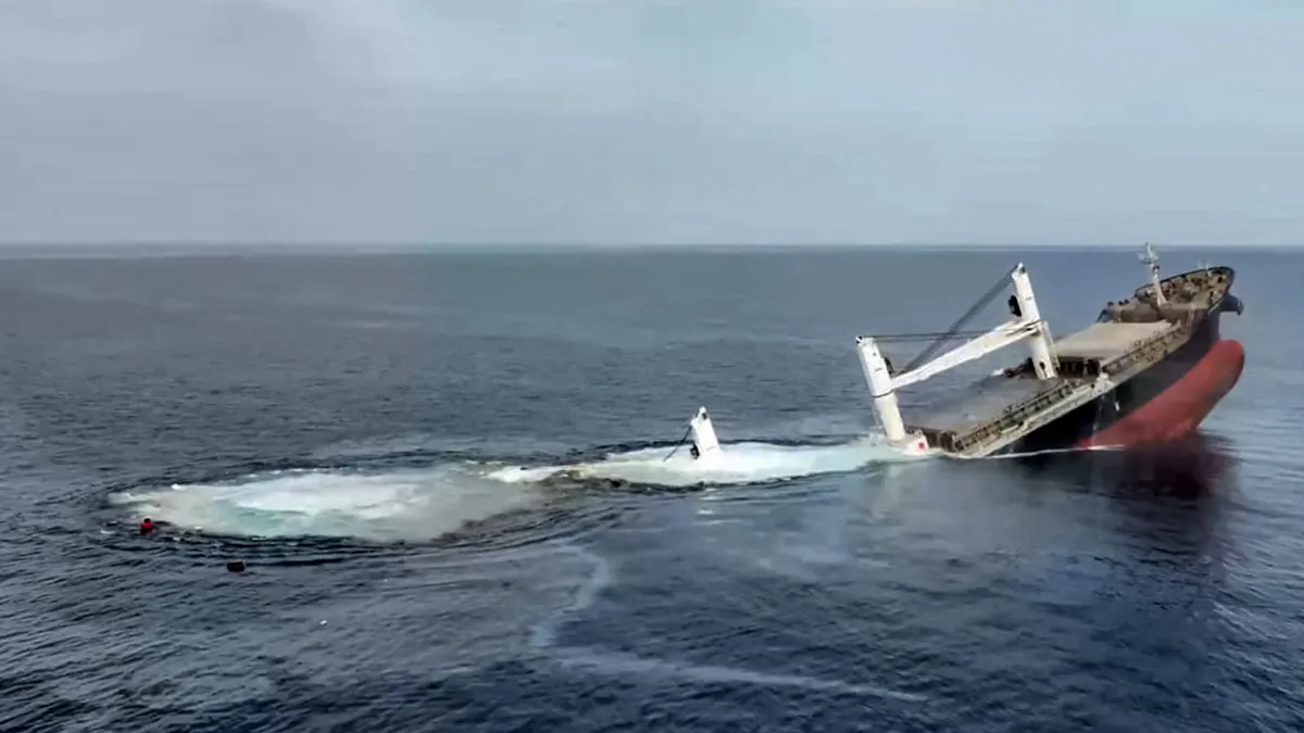 A jemeni húszik által elsüllyesztett hajó