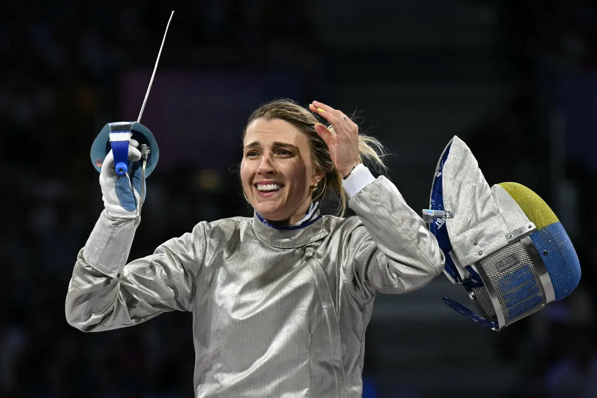 Ukraine's Olga Kharlan celebrates after winning in the women's sabre team gold medal bout between South Korea and Ukraine during the Paris 2024 Olympic Games at the Grand Palais in Paris, on August 3, 2024. (Photo by Fabrice COFFRINI / AFP), orosz vívók