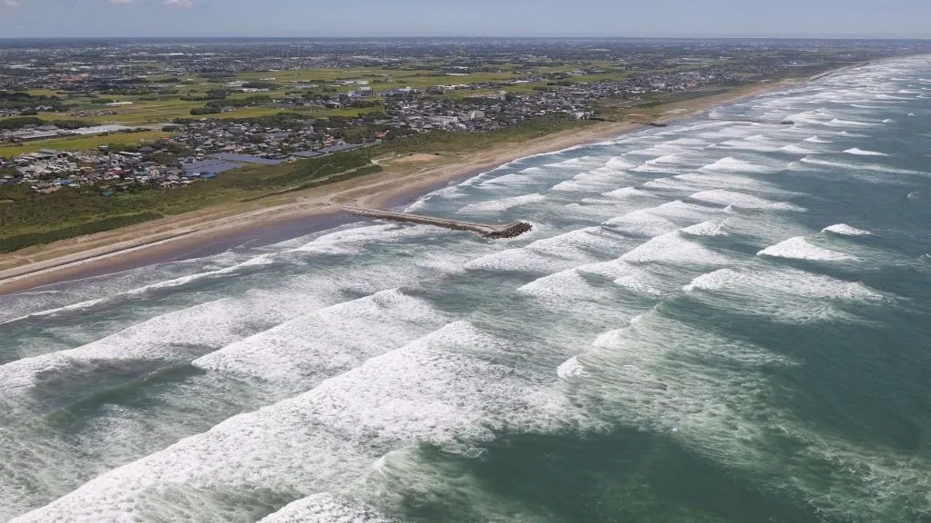 Japán, cunami, földrengés, An aerial photo shows white waves crashing onto the Kujukuri Coast in Sosa City, Chiba Prefecture on July 30, 2025. An earthquake with an estimated magnitude of 8.? had occurred around the Kamchatka Peninsula. The Japan Meteorological Agency issued a tsunami warning mainly for the Pacific coast from Hokkaido to Kyushu at 8:37 a.m. on Wednesday. Tsunami is expected to reach eastern Hokkaido at 10 a.m. The estimate of maximum wave height is expected to be 3 meter.( The Yomiuri Shimbun ) (Photo by Toshiyuki Kon / The Yomiuri Shimbun via AFP)