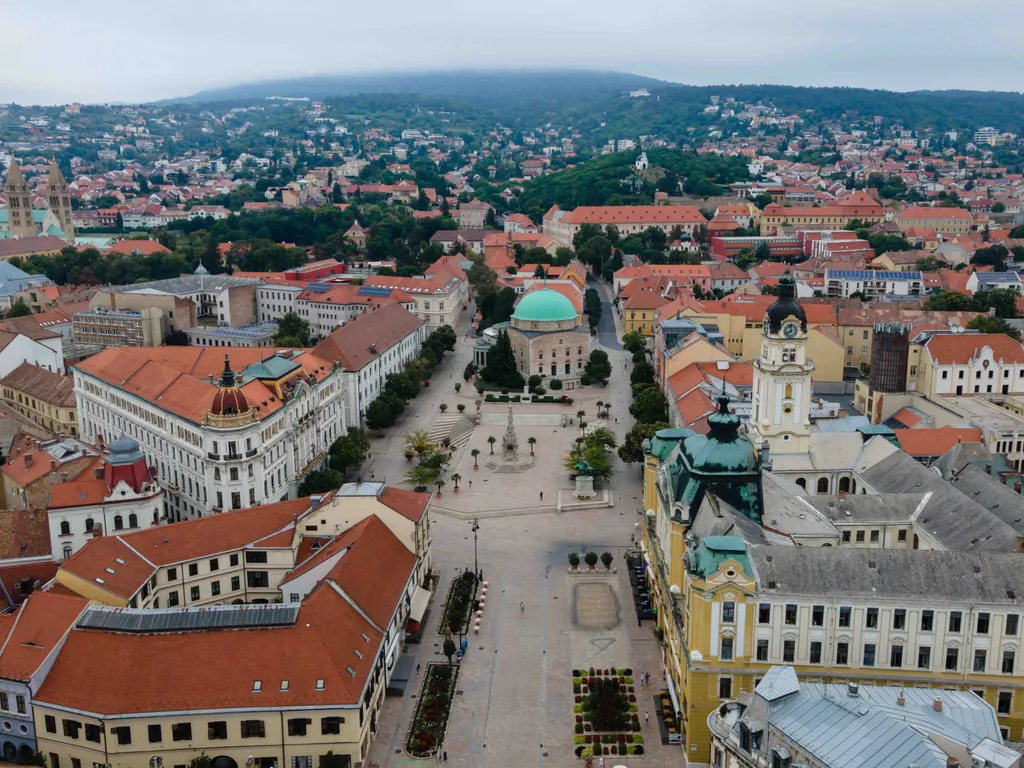 képek a múltból, régi fényképek,    Pécs, 2023. augusztus 17.
A drónnal készült felvételen a pécsi Széchenyi tér 2023. augusztus 17-én.
MTI/Vasvári Tamás