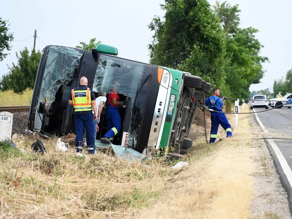 Sokan megsérültek a 442-es úton hajnalban történt buszbalesetben