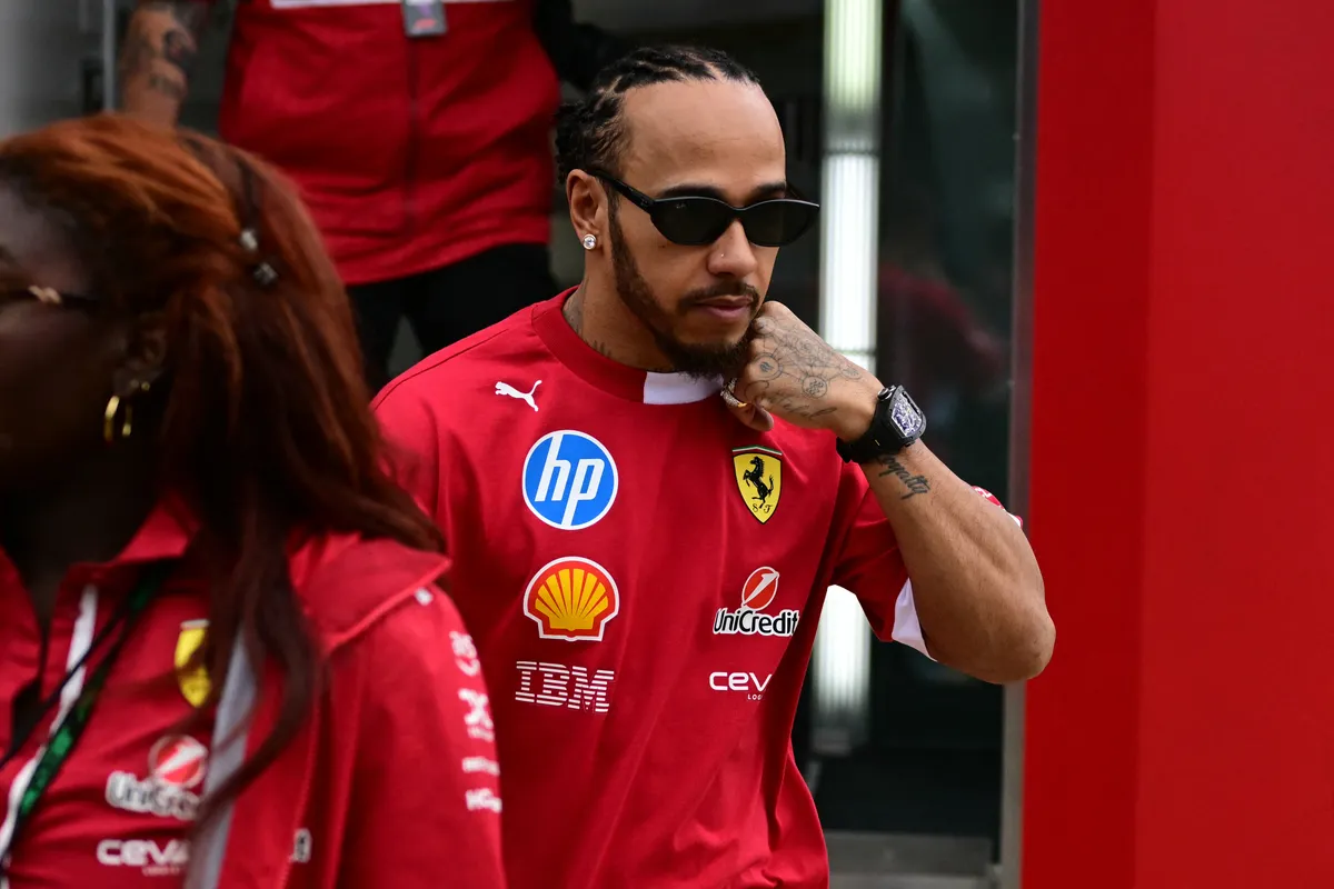 Brit Nagydíj, Ferrari's British driver Lewis Hamilton in the paddock ahead of the third practice session for the Formula One British Grand Prix at the Silverstone motor racing circuit in Silverstone, central England, on July 5, 2025. (Photo by Ben STANSALL / AFP)