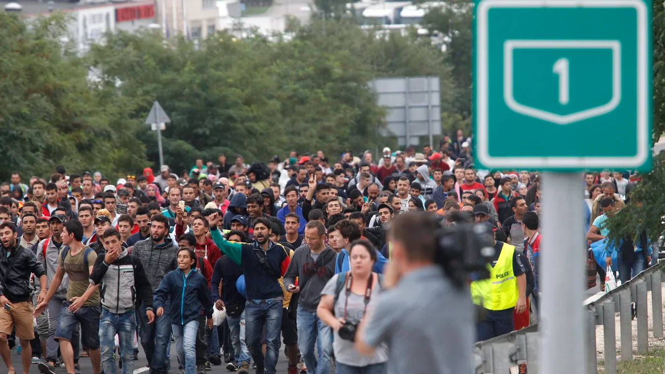 Így érzékenyítik a tiszásokat, hogy támogassák a migrációt – Videó Kép