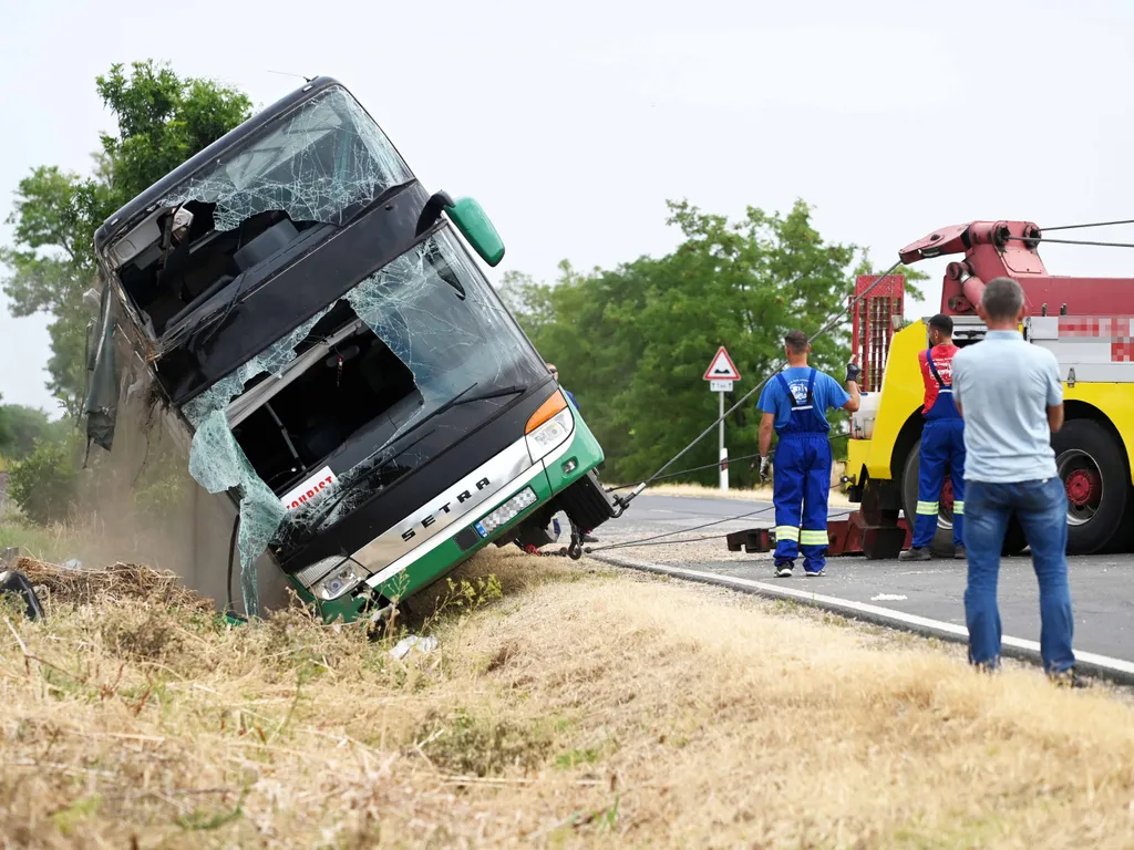 Sokan megsérültek a 442-es úton hajnalban történt buszbalesetben