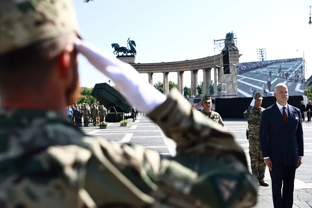 Honvéd altisztaatás 2025, Honvédaltisztaatás2025, Hősök tere, Hősöktere, Szalay-Bobrovniczky Kristóf, Magyarország honvédelmi minisztere