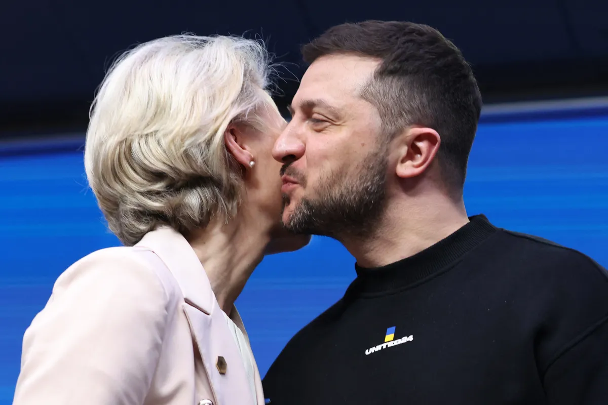 Volodimir Zelenszkij ukrán elnök nemrég rendeletet írt alá a taposóaknák használatát tiltó Ottawai Egyezményből történő kilépésről Fotó: AFP