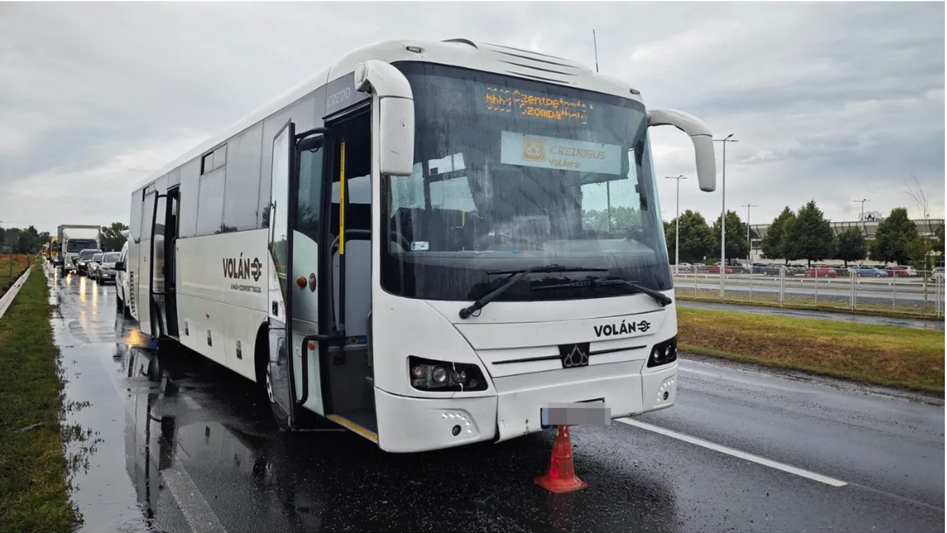 Busz préselte a személyautót a kamionba, óriási a torlódás – fotók a helyszínről Kép