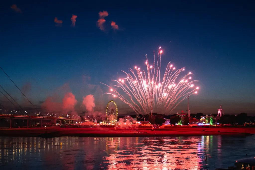 DUSSELDORF, GERMANY - JULY 18: Fireworks illuminate the sky during a drone and fireworks show as part of the Rheinkirmes folk festival on July 18, 2025 in Dusseldorf, Germany. Hesham Elsherif / Anadolu (Photo by Hesham Elsherif / Anadolu via AFP), vásár