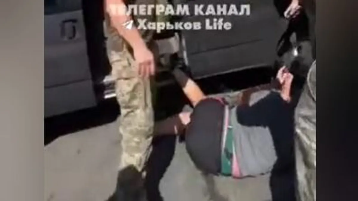 Így hurcolják el a férfiakat az ukrajnai emberrablók – videó