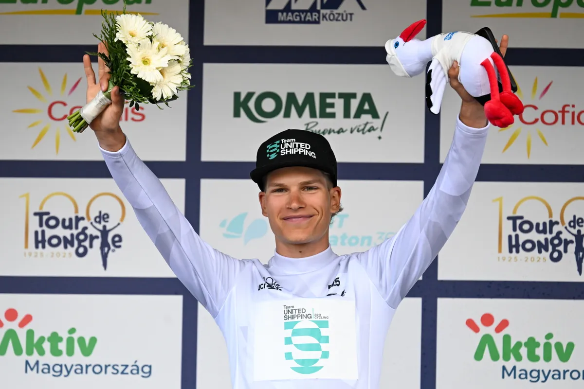 Esztergom, 2025. május 18.
Feldhoffer Bálint, az összetettben a legjobb magyar a 46. Tour de Hongrie országúti kerékpáros körverseny ötödik, 170 kilométeres Etyek - Esztergom szakaszának eredményhirdetésén Esztergomban 2025. május 18-án.
MTI/Illyés Tibor