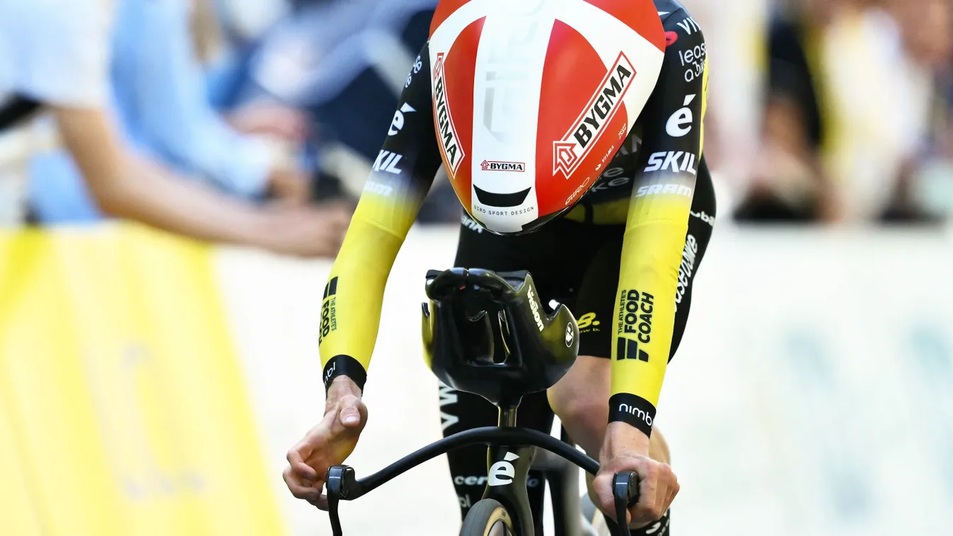 Nem esett el, mégis hatalmasat bukott a Tour de France egyik esélyese – videó Kép