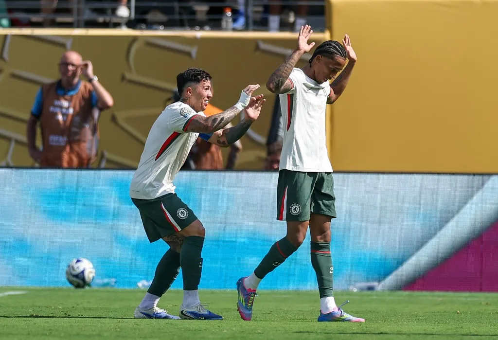 EAST RUTHERFORD, NEW JERSEY - JULY 08: Joao Pedro celebrates scoring his team's second goal with teammate Enzo Fernandez #8 of Chelsea FC during the FIFA Club World Cup 2025 semi-final match between Fluminense FC and Chelsea FC at MetLife Stadium on July 08, 2025 in East Rutherford, New Jersey.   Buda Mendes/Getty Images/AFP (Photo by Buda Mendes / GETTY IMAGES NORTH AMERICA / Getty Images via AFP)