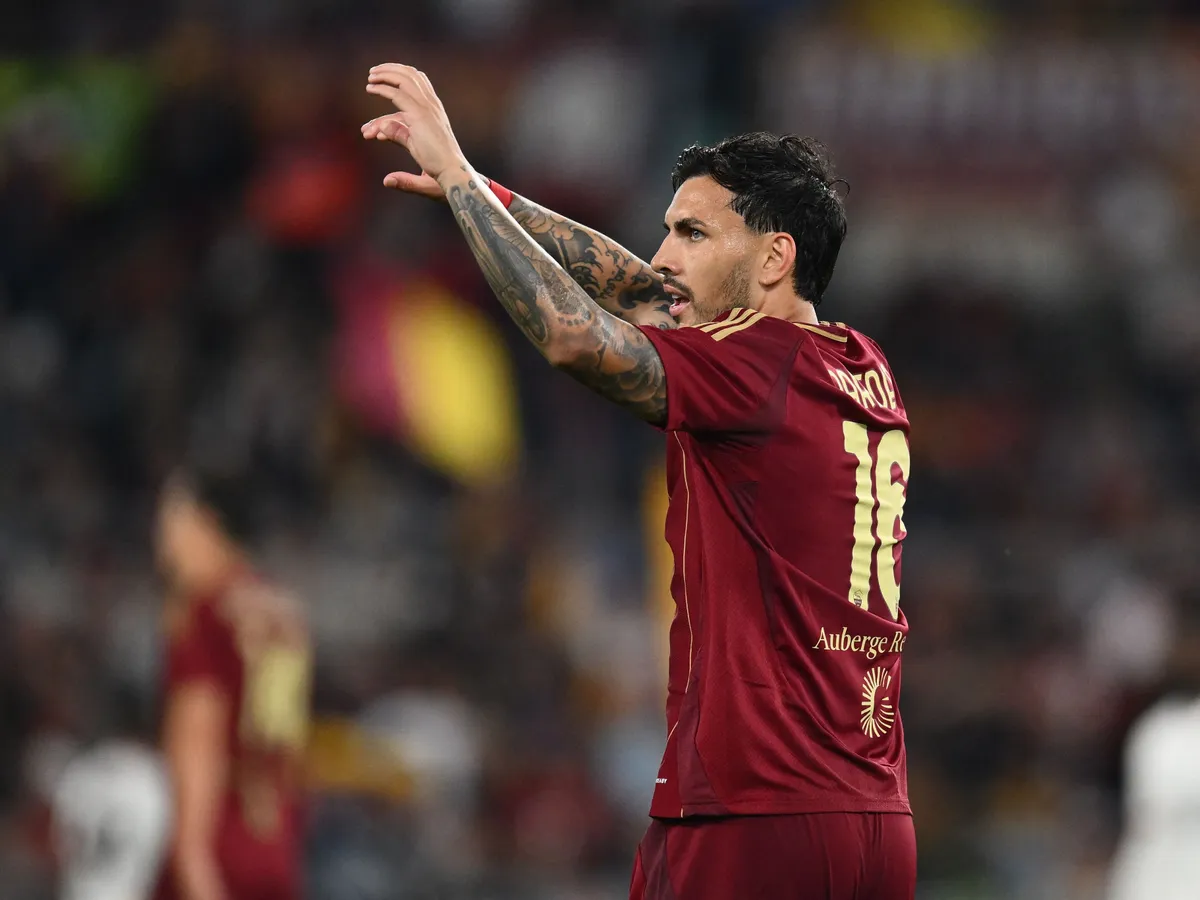 világbajnok, Leandro Paredes of A.S. Roma celebrates after scoring the 2-1 goal during the match on the 37th day of the Serie A Championship between A.S. Roma and A.C. Milan at the Olympic Stadium in Rome, Italy, on May 18, 2025. (Photo by Domenico Cippitelli/NurPhoto) (Photo by Domenico Cippitelli / NurPhoto via AFP)