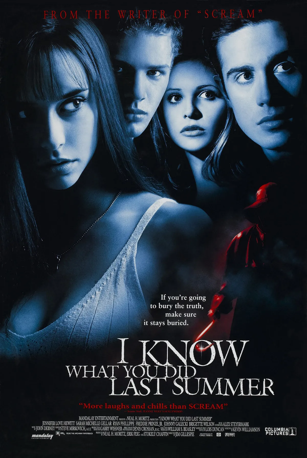 Jennifer Love Hewitt és Freddie Prinze Jr. a Tudom mit tettél tavaly nyáron premierjén újra együtt, miközben az új horror remake friss szereplőket és sötét titkokat hozott a rajongóknak.