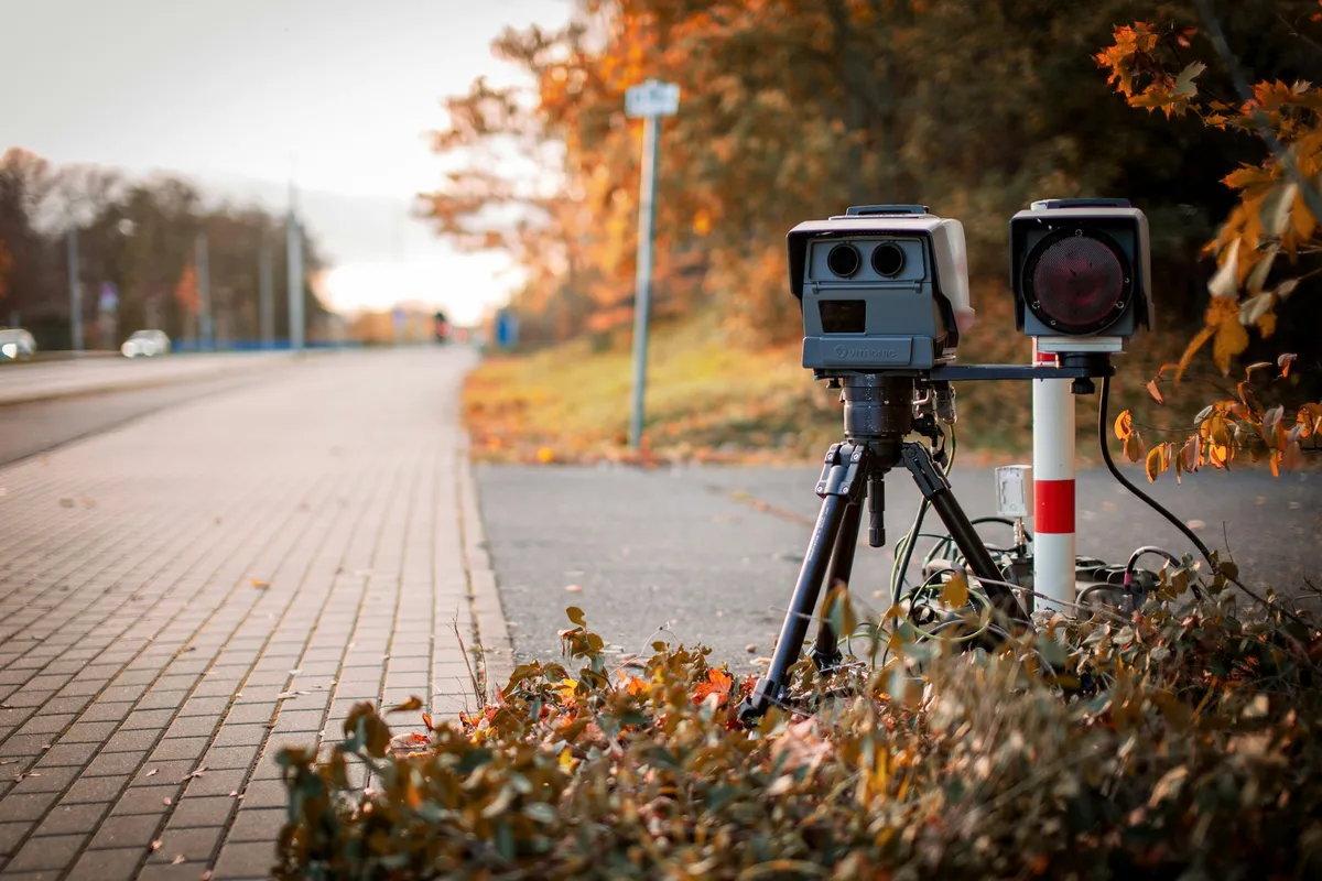 Egy kölni nő 20 km/órás gyorshajtásért 7500 eurós bírságot kapott – a hiba mégis jogerőre emelkedhet, ha nem fellebbez időben.