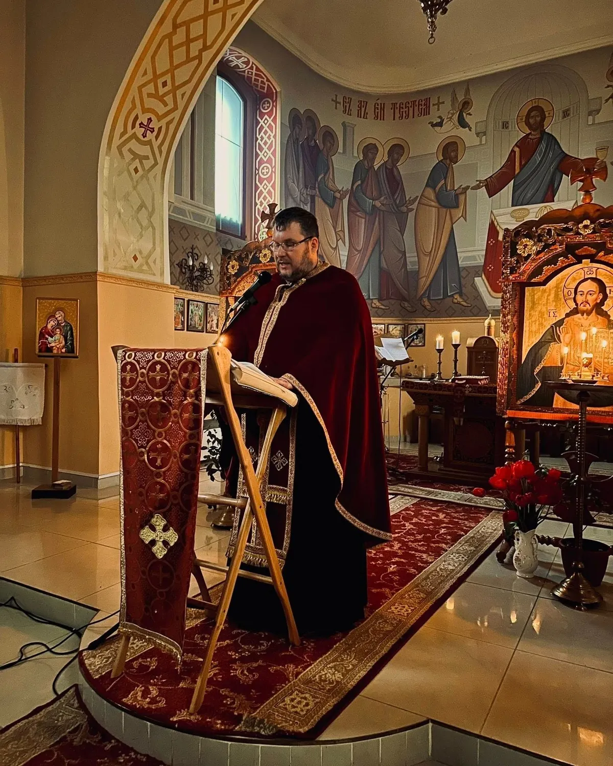 Szkoropádszky Péter, a palágykomoróci (Kárpátalja) görögkatolikus templom plébánosa szentmisét tart a templomban 2025. április 13-án (kép forrása: Facebook/Palágykomoróci Parókia)