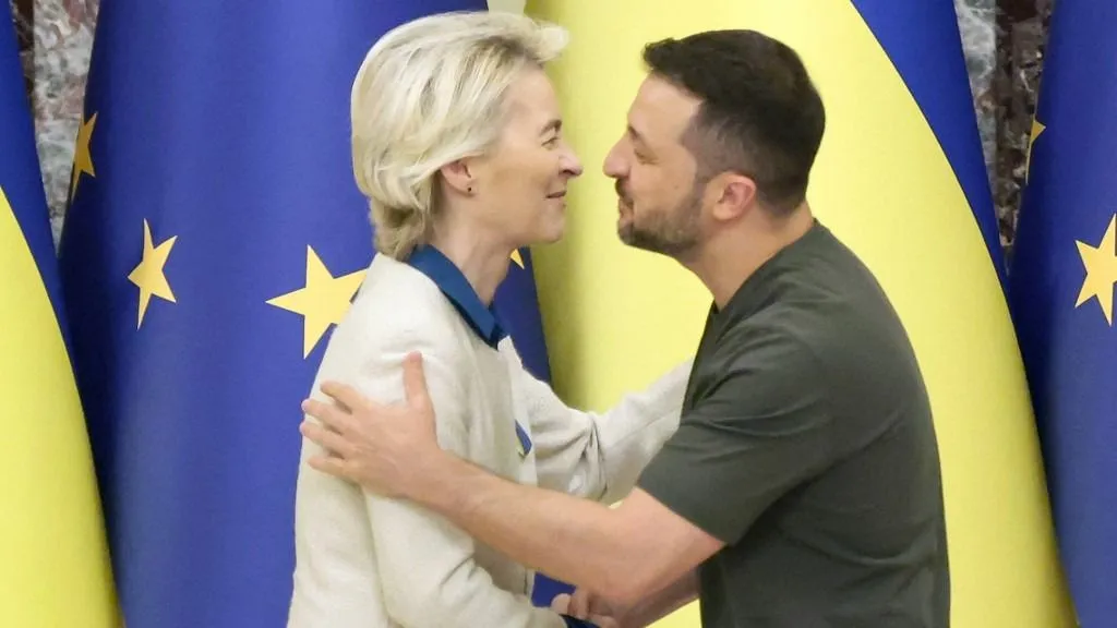 European Commission President Ursula von der Leyen (L) and Ukrainian President Volodymyr Zelensky greet each other after a joint press conference in Kyiv, on September 20, 2024, amid the Russian invasion in Ukraine. The EU plans to lend Ukraine 35 billion euros ($39 billion), backed by the revenues of Russian assets frozen in the bloc, European Commission chief Ursula von der Leyen said September 20, 2024, ukrajna