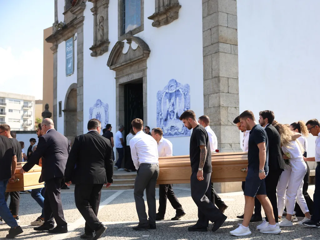 Diogo Jota temetése, DiogoJotatemetése, DiogoJota, temetés, 2025.07.05. Former teammates carry the coffins during the funerals of Liverpool's Portuguese forward Diogo Jota and his brother Andre Silva at the Mother Church of Gondomar, on the outskirts of P