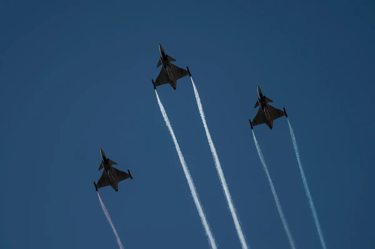 Budapest, 2025. július 12.
JAS 39 Gripen repülőgépek köteléke a Magyar Honvédség Altiszti Akadémiáján végzett katonák eskütételi ünnepsége közben a budapesti Hősök tere felett 2025. július 12-én.
MTI/Balogh Zoltán